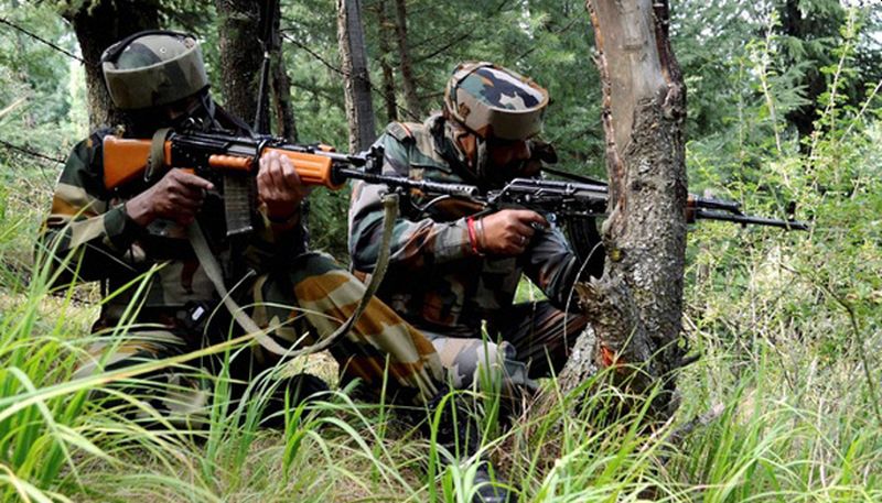 Jammu and Kashmir: Indian Army kills two terrorists in Tral | जम्मू काश्मीर : त्राल येथील चकमकीत लष्कराने दोन दहशतवाद्यांना घातले कंठस्नान 