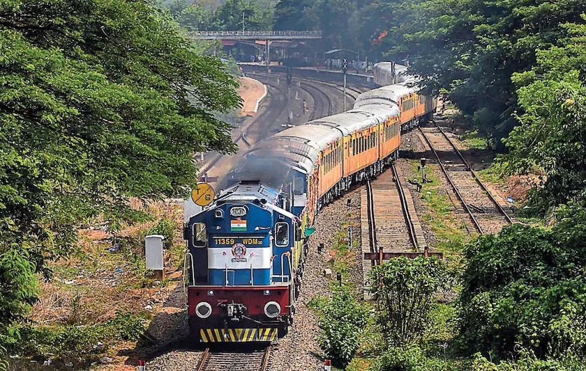 Budget 2023: Three new rail corridors announced, conversion of 40,000 coaches to Vande Bharat standards | Budget 2023: तीन नवीन रेल्वे कॉरिडॉरची घोषणा, ४० हजार बोगींचे वंदे भारत मानकांमध्ये रूपांतर