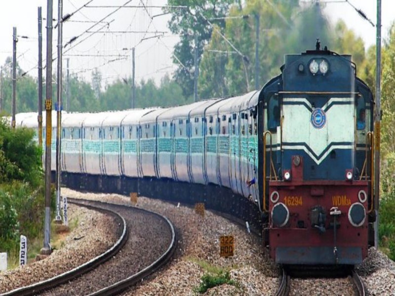 Pune-Mumbai Railway to be 'on the roll' after twelve days | पुणे-मुंबई रेल्वे बारा दिवसांनी ‘रुळावर’