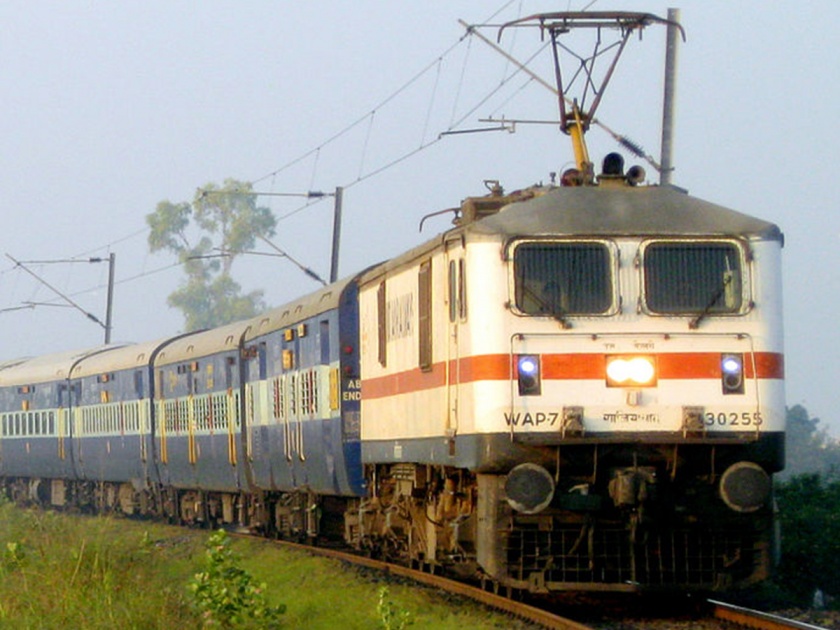 Due to the foresight of the farmers, a major train accident was averted in Bihar | शेतकऱ्यांच्या प्रसंगावधानामुळे टळला मोठा रेल्वे अपघात, लाल टॉवेल दाखवून थांबवली भरधाव ट्रेन