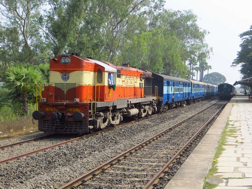 Ministry of Railways revises the basic passenger fare, hike in railway Ticket | नववर्षाच्या सुरुवातीला रेल्वेकडून प्रवाशांना भाडेवाढीचं गिफ्ट   