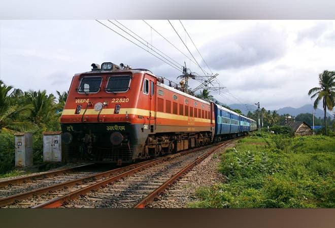 Indian Railway : Sleeper coach to be removed from Mail-Express | मेल-एक्स्प्रेसमधून हटवण्यात येणार स्लिपर कोच, रेल्वेने आखला प्लॅन