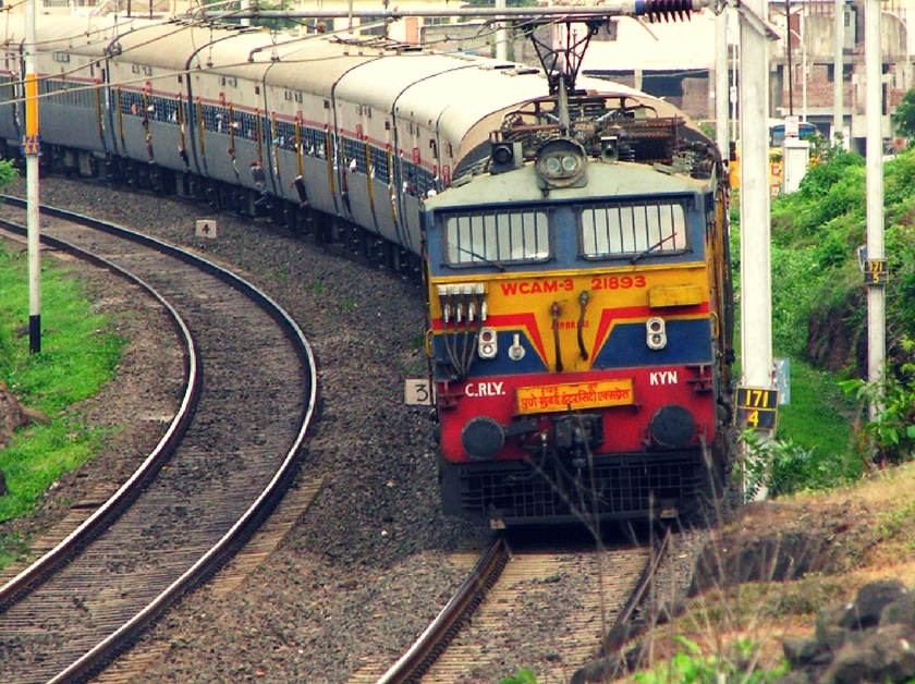 Long haul trips; The railways hit about Rs. 1 crore daily | लांब पल्ल्याचा प्रवास लांबणीवर; रेल्वेला दररोज सुमारे १ कोटीचा फटका
