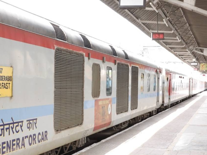 regular trains are running as special trains with high prices by indian railways | नियमित सेवांना स्पेशल दर्जा देऊन रेल्वेची वाढीव दराने वसुली; सुविधांमध्येही कपात