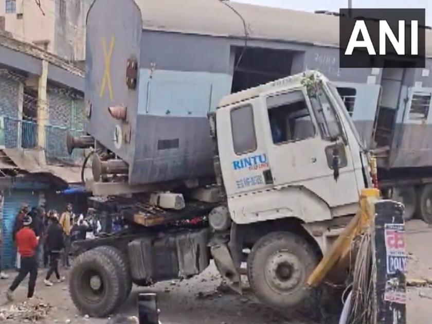 Bihar Bhagalpur truck carrying a train coach met with an accident reportedly due to brake failure | विचित्र अपघात; रेल्वेचा डब्बा घेऊन जाणाऱ्या ट्रकचे दोन तुकडे, पाहा VIDEO...