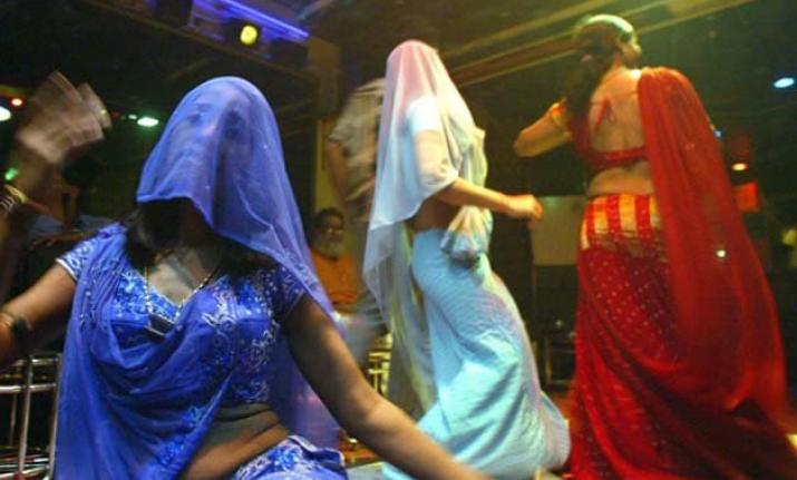 bar dancer stripped and beaten by colleagues for refusing sexual favors to customers | शरीर संबंधास नकार दिल्याने बार डान्सरला विवस्त्र करत मारहाण