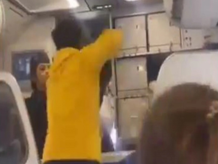 Flight delayed passengers get angry and directly attack the pilot VIDEO VIRAL | विमान उड्डाणाला उशीर, प्रवासी संतापला अन् थेट पायलटवर केला हल्ला; VIDEO व्हायरल