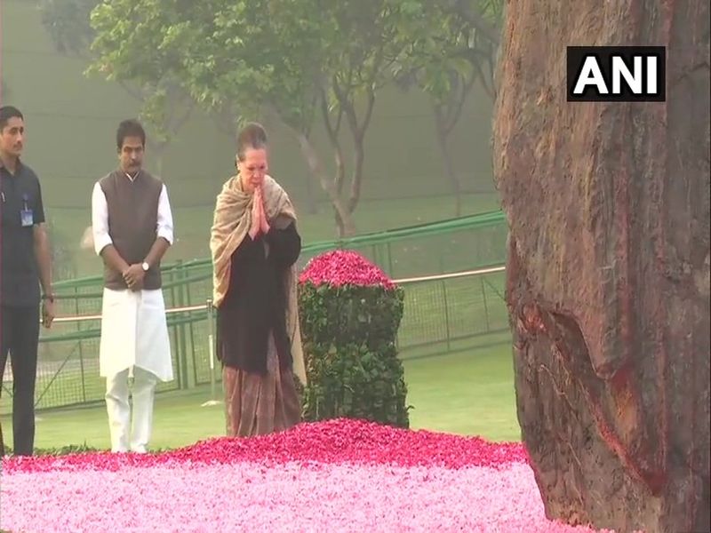 Indira Gandhi birth anniversary: Leaders pay tributes | Indira Gandhi Birth Anniversary : पंतप्रधान मोदी, राहुल गांधी अन् सोनिया गांधींनी इंदिराजींना वाहिली आदरांजली 