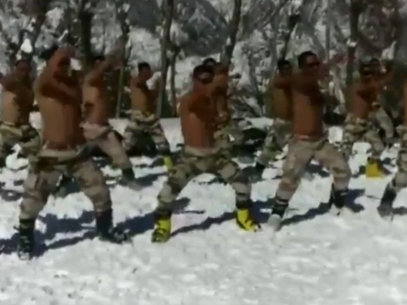 Video :Indo-Tibetan Border Police personnel practice martial arts at 11000 feet in Uttarakhand's Auli | Video : 11 हजार फुटांवर रक्त गोठवणाऱ्या थंडीत भारतीय जवानांचा मार्शल आर्ट