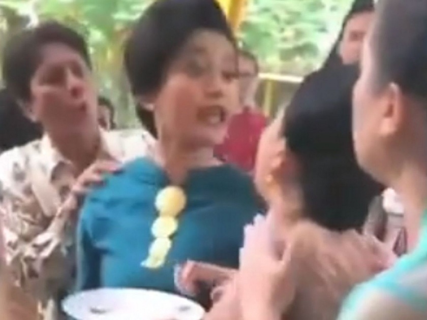 Two Indonesian women fight over dish at wedding video goes viral | बाबो! प्लेटवरून दोन महिलांचा भर लग्नात फ्रीस्टाईल अ‍ॅक्शन ड्रामा, व्हिडीओ व्हायरल...