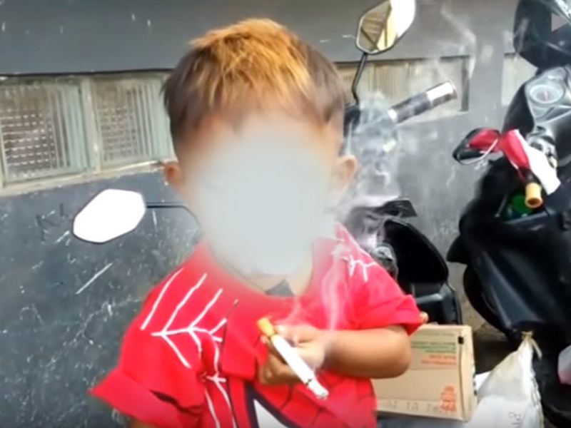 Shocking! 2 year-old Indonesian boy smokes 40 cigarettes a day | दिवसाला ४० सिगारेट ओढणारा दोन वर्षांचा 'चेन स्मोकर'; आई-बापानेही केलेत हात वर
