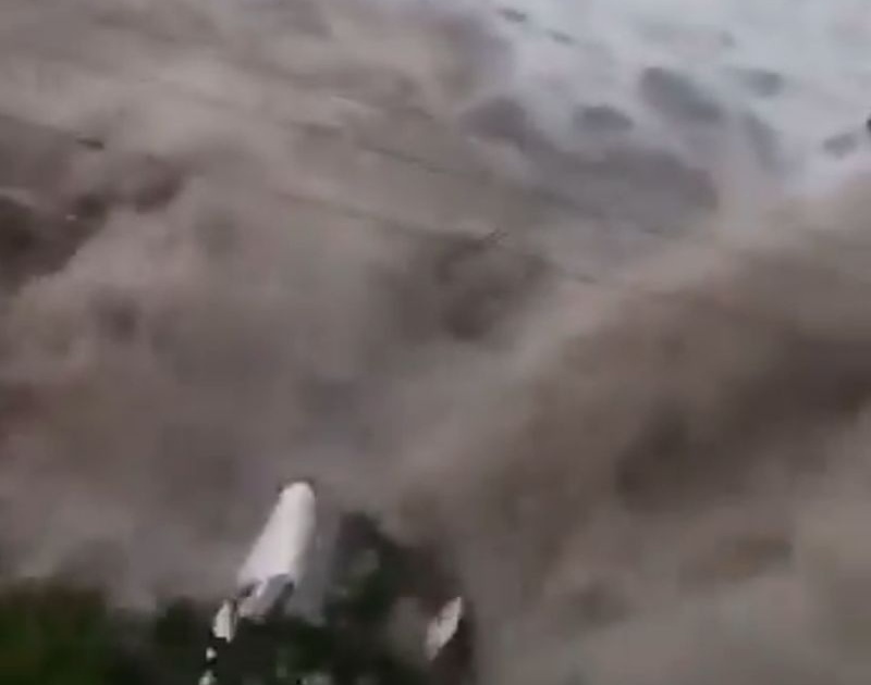 Tsunami after 7.5 earthquake earthquake in Indonesia | इंडोनेशियामध्ये 7.5 रिश्टर स्केलच्या भुकंपानंतर त्सुनामी