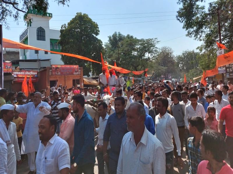 Indorecar's fame in Adgaon is all set | आडगावमध्ये इंदोरीकरांच्या किर्तनाला अलोट गर्दी