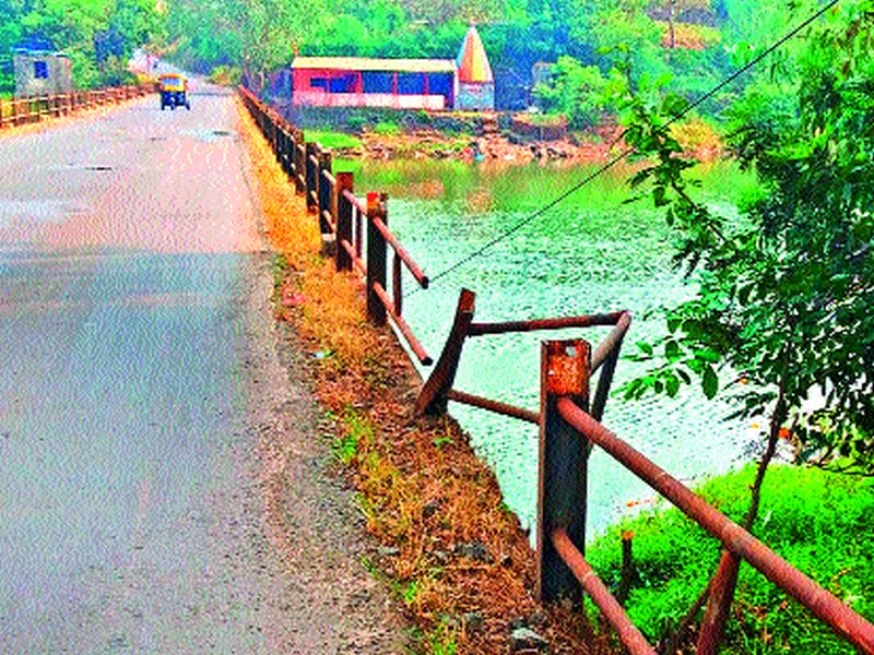 Ramabrose secured the Indrayani bridge | इंद्रायणी पुलावरील सुरक्षा रामभरोसे