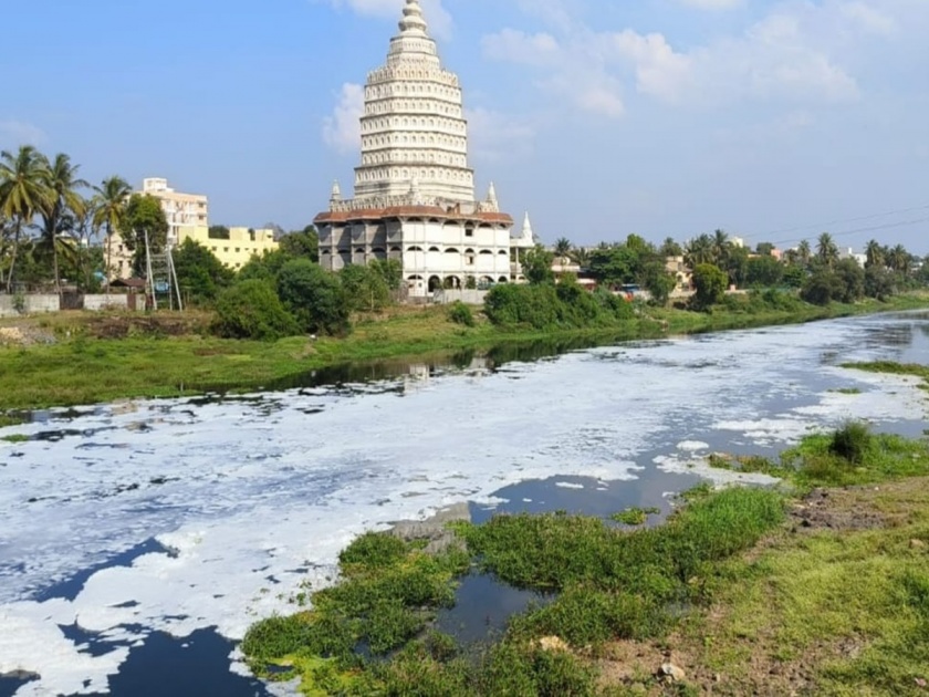 Pollution of Alandi's Indrayani river due to 11 drains, the river remained foamy for five days | आळंदीच्या इंद्रायणी नदीचे प्रदूषण ११ नाल्यांमुळे, पाच दिवस नदी फेसाळलेलीच