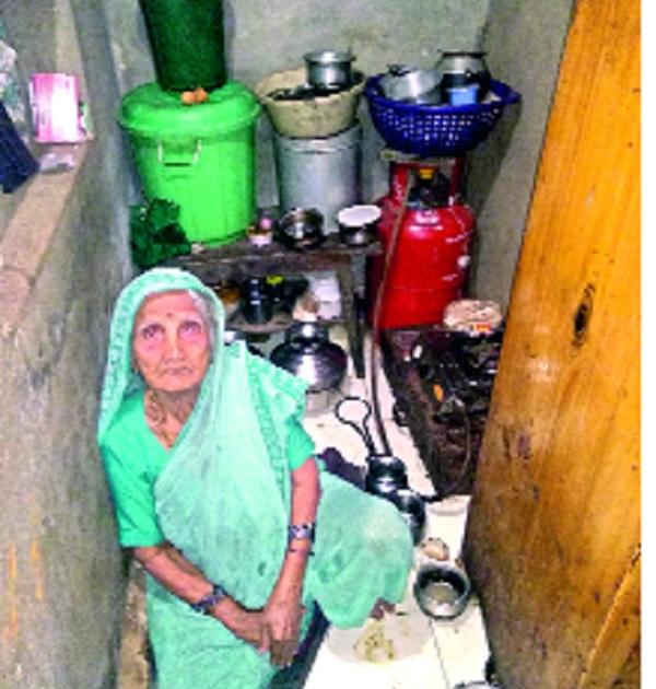 'Chitrabhushan' Ramnath Jathar's wife is in the old age! Struggling to honor: World in just three feet of space | ‘चित्रभूषण’ रामनाथ जठारांच्या पत्नीची उतारवयात आबाळ ! मानधनासाठी धडपड : अवघ्या तीन फुटांच्या जागेत संसार