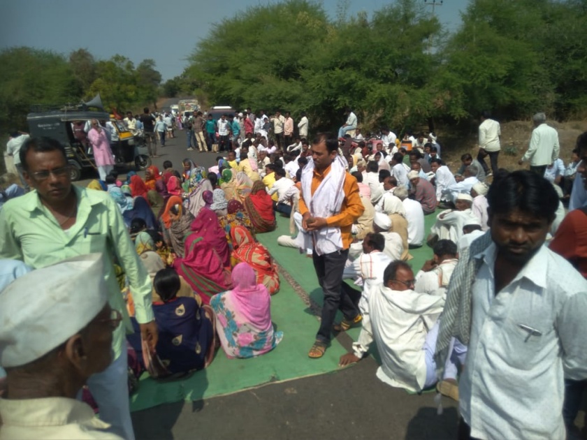 farmers 'road stop' on dapura road | दापुरा नाल्यावर शेतकऱ्यांचा 'रास्ता रोको'