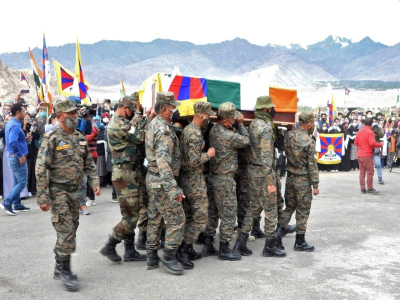 Military cremation on the ground of Tibetan soldier Nima Tenzin | तिबेटी सैनिक निमा तेनझीन यांच्या पार्थिवावर लष्करी इतमामात अंत्यसंस्कार; भारताचा चीनला थेट संदेश