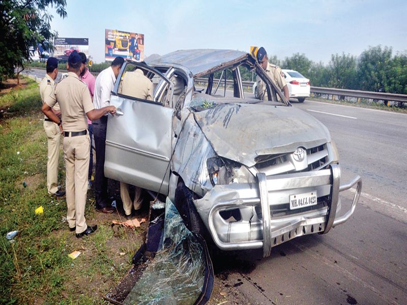  Three killed in a horrific accident; Mumbai-Pune Expressway: Indo-Car's tire split five seriously | भीषण अपघातात तीन ठार, मुंबई - पुणे द्रुतगती मार्गावरील घटना : इनोव्हा कारचा टायर फुटून पाच गंभीर