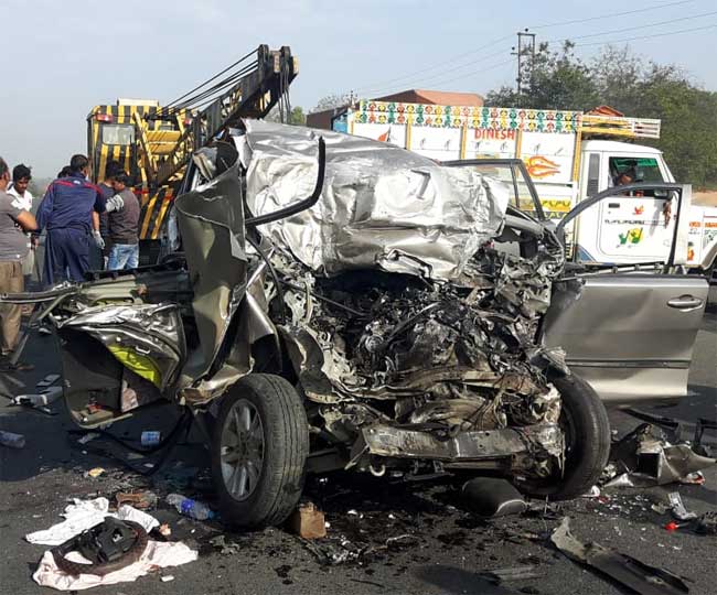 big accidents in Jharkhand; Ten people from a family were killed | झारखंडमध्ये भीषण अपघात; एकाच कुटुंबातील 10 जण ठार