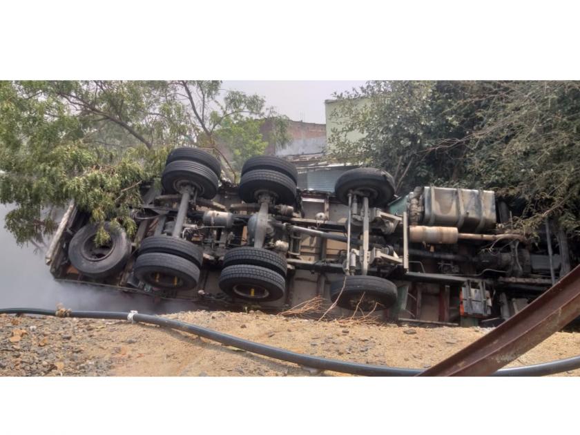 Tanker carrying chemical overturned, entry banned within 200 meters due to strong smell | Video: केमिकल घेऊन जाणारा टँकर उलटला, उग्र वासामुळे २०० मीटर परिसरात प्रवेशास बंदी