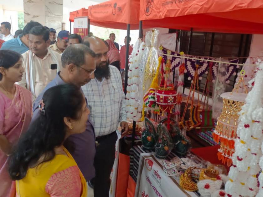 Pawla Bappa to self-help groups, sales of 34 lakhs at the exhibition | बचत गटांना पावला बाप्पा, प्रदर्शनात ३४ लाखांची विक्री