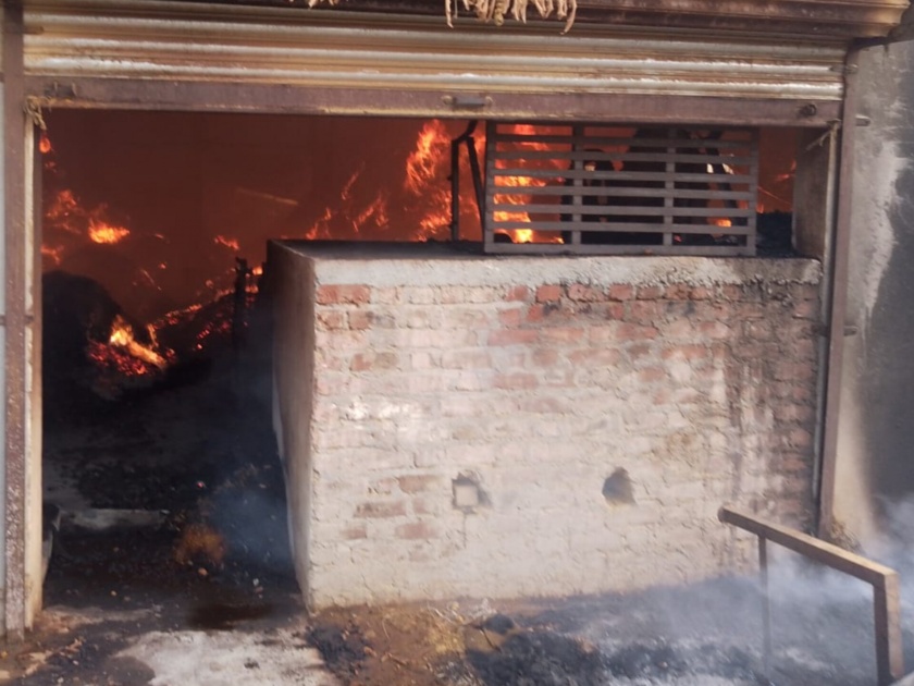 Massive fire in turmeric factory in Wasmat; Loss of crores due to burning of raw material, machinery | वसमतमध्ये हळद कारखान्यात भीषण आग; कच्चा माल, मशीन जळून कोट्यवधींचे नुकसान