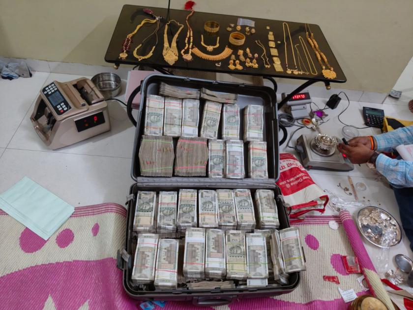 Rs 1 crore cash, 5.5 kg gold and silver found in the house of absconding police inspector Haribhau Khade in bribery case | १ कोटींची रोकड, किलोभर सोने; निलंबित पीआय हरिभाऊ खाडेकडे सापडले घबाड