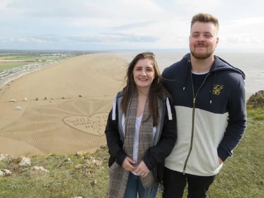 Video : Man propose his girlfriend at a beach by creating sand art | Video : अनोख्या स्टाइलने तरूणाने गर्लफ्रेन्डला केलं प्रपोज आणि...