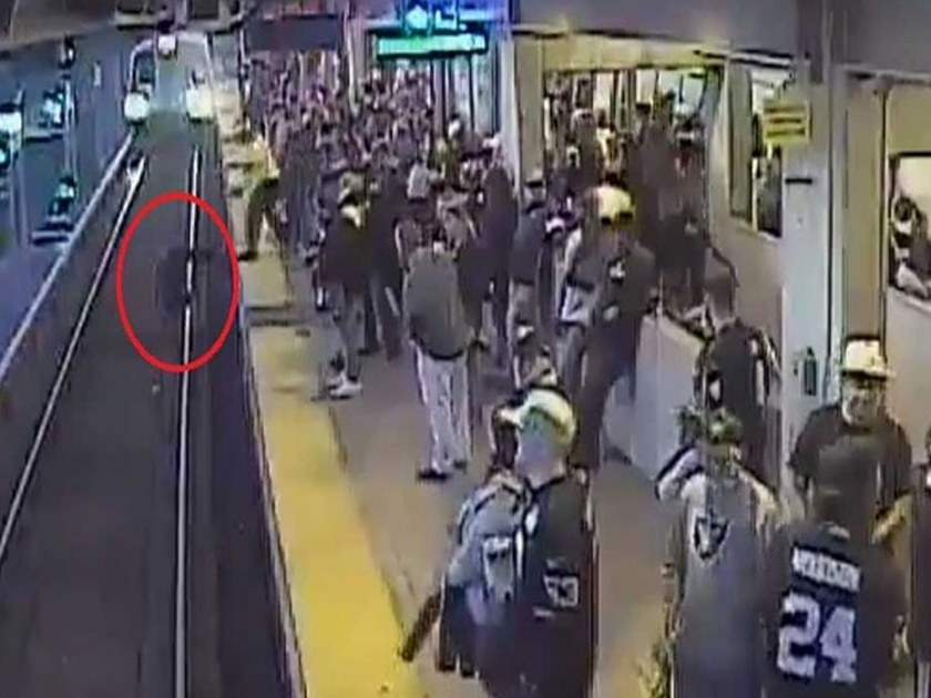 Viral Video man falls on tracks in front of train transit worker saves him | Viral Video : प्लॅटफॉर्मवरून खाली पडताच समोरून आली ट्रेन अन्...