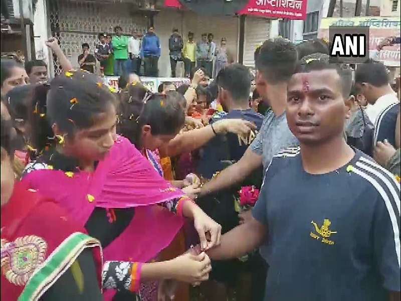 Brother, follow me ... Sister of flood victims makes rakhi to send brother of indian army in kolhapur | Video : भाऊ माझा पाठिराखा... पूरग्रस्त बहिणींनी राखी बांधून केली भावाची पाठवणी 