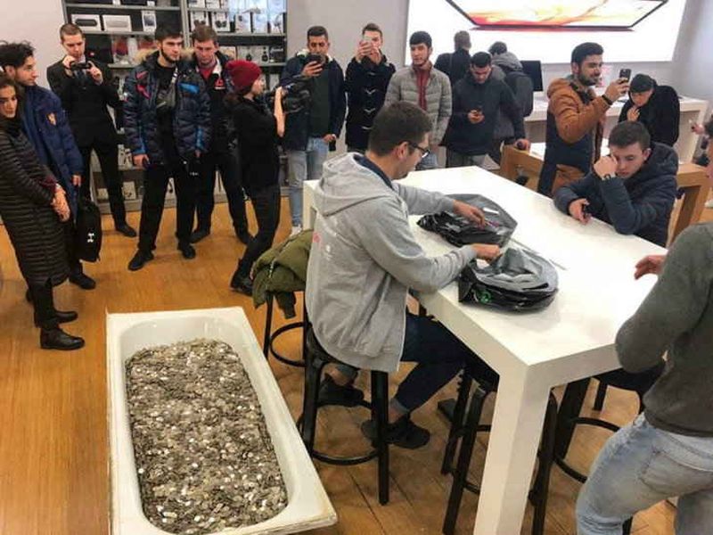 russian man puts coins in bathtub to buy iphone xs | iPhone XS साठी बाथटबमधून चिल्लर घेऊन गेला...