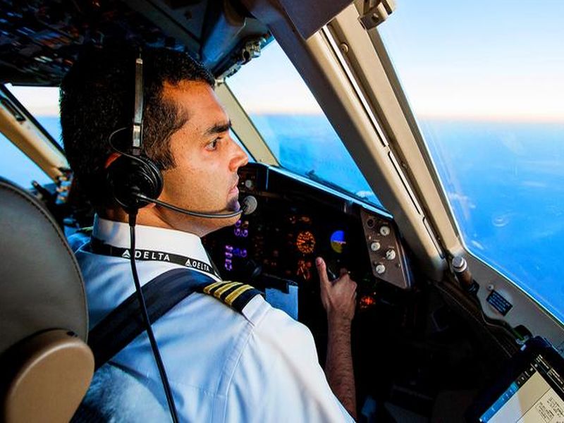 Challenges of the challenges before the Indian pilots, increasing tension of work | भारतीय वैमानिकांसमोर आव्हानांचा डोंगर, कामाचा वाढता ताण