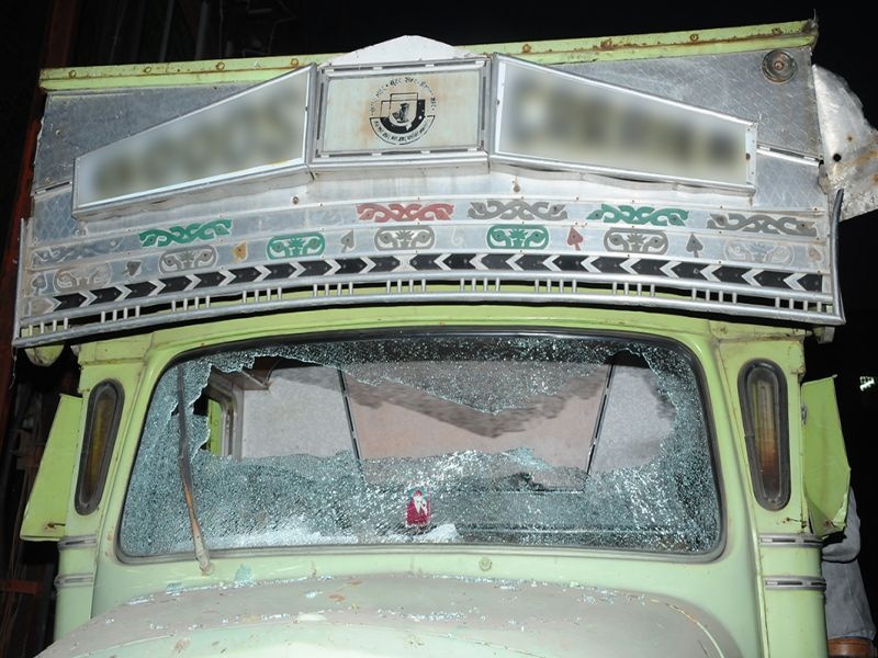 Ironworks thrown at the corporation's vehicle in Jalgaon | जळगावात महानगरपालिकेच्या वाहनावर फेकले लोखंडी माप; चालक जखमी