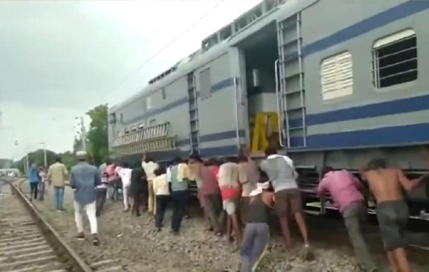 Indian Railway: The train was pushed by workers in Madhya Pradesh | Indian Railway: दे धक्का! बंद पडलेल्या ट्रेनला मजुरांनी धक्का देऊन रुळावरून हटवले