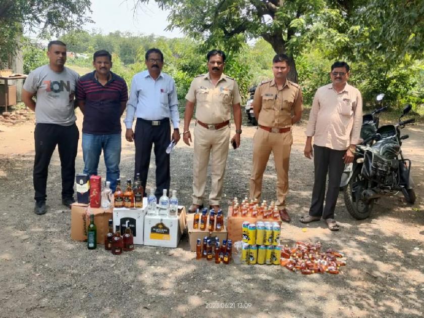 Expensive liquor found in Raju Jaiswal's house, Police seized liquor worth 1 lakh | राजू जयस्वालच्या घरात सापडली महागडी दारू, बाप-लेक होते मद्याचे शौकीन
