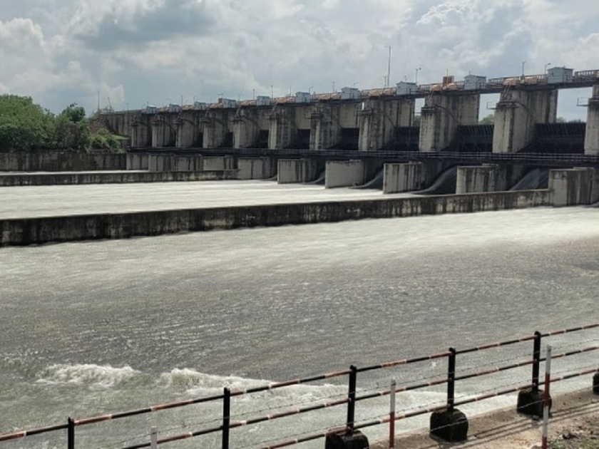 9 gates of Isapur dam opened due to increase in inflow; Vigilance warning to villages on Panganga banks | आवक वाढल्याने इसापूर धरणाचे ९ दरवाजे उघडले; पैनगंगा काठांवरील गावांना सतर्कतेचा इशारा
