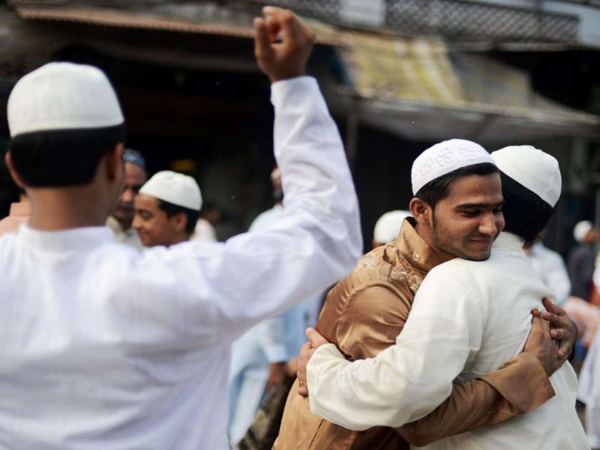 darul uloom deoband released fatawa for embrace each other on eid day not good saharanpur up | ईदच्या दिवशी गळाभेट घेणं इस्लाममध्ये निषिद्ध, दारुल उलूम देवबंदचा फतवा