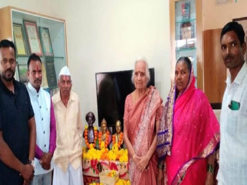 Islampur Prof. Dr. Shankar Mane donated the cost of house entry to the eradication of superstitions | Sangli: गृहप्रवेशाच्या खर्चाची रक्कम अंधश्रद्धा निर्मूलनास, महापुरुषांच्या प्रतिमांचे पूजन करून गृहप्रवेश 