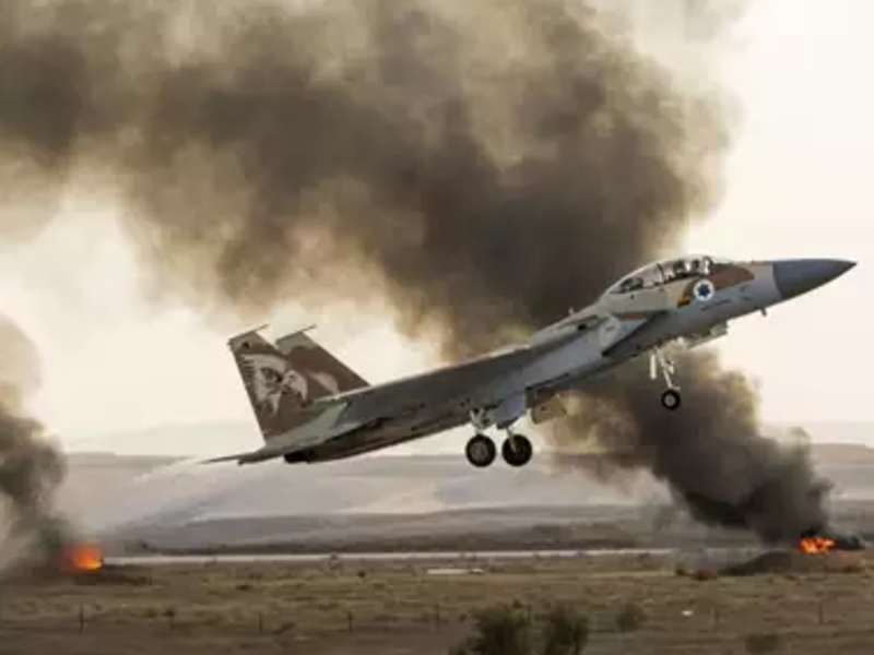 israeli military air strike in gaza after 2 rocket attacks in tel aviv onm | इस्रायलनं गाझावर केला एअर स्ट्राइक, 100 ठिकाणी टाकल्या मिसाइल