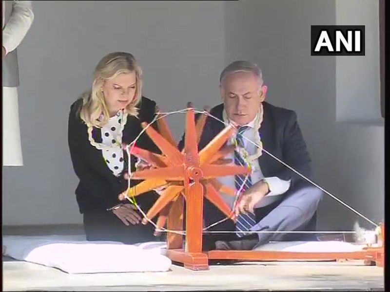 PM Narendra Modi nd Israel PM Netanyahu ahmedabad road show | साबरमती आश्रमात इस्त्रायलचे पंतप्रधान नेतान्याहू यांनी चालवला चरखा, पंतप्रधान मोदींसोबत पतंगदेखील उडवला 