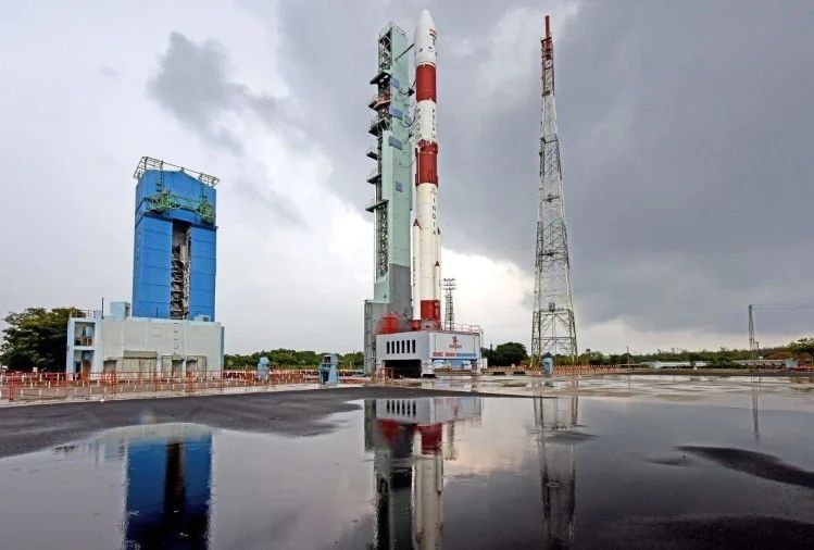 earth can be seen even from behind the clouds; PSLV-C49 launch from ISRO | ढगांच्या आडूनही पृथ्वीवर नजर ठेवता येणार; ISRO कडून PSLV-C49 लाँच