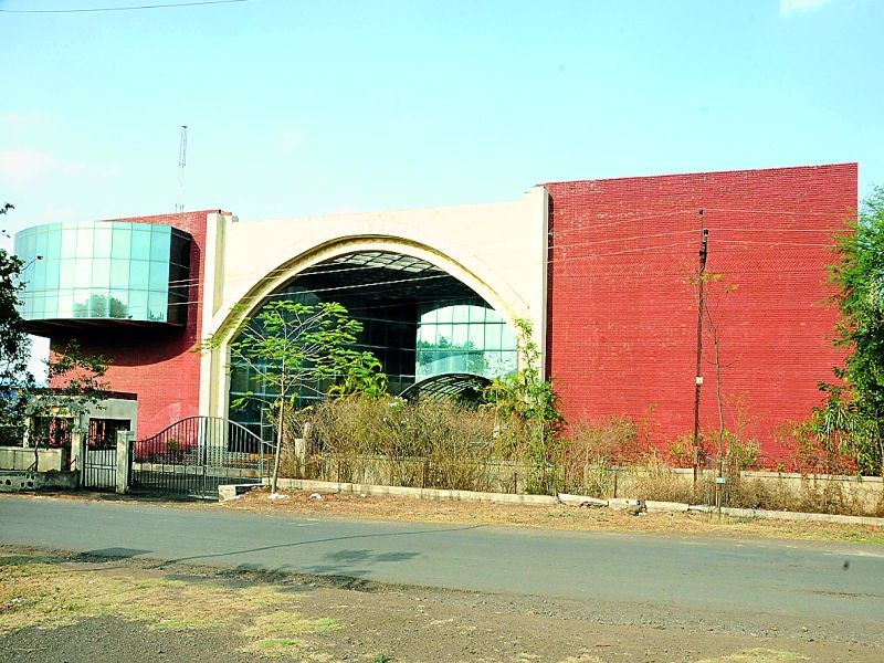  The building of IT Park in Nashik has been in Dhuble for fifteen years | नाशिकमधील आयटी पार्क इमारत पंधरा वर्षांपासून धुळखात पडून