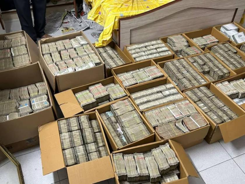IT raids flat in Bengaluru, 21 boxes of cash seized; A big bug was found | बेंगळुरूमध्ये फ्लॅटमध्ये IT चा छापा, २१ बॉक्समध्ये भरलेली रोकड जप्त; मोठं घबाड सापडलं