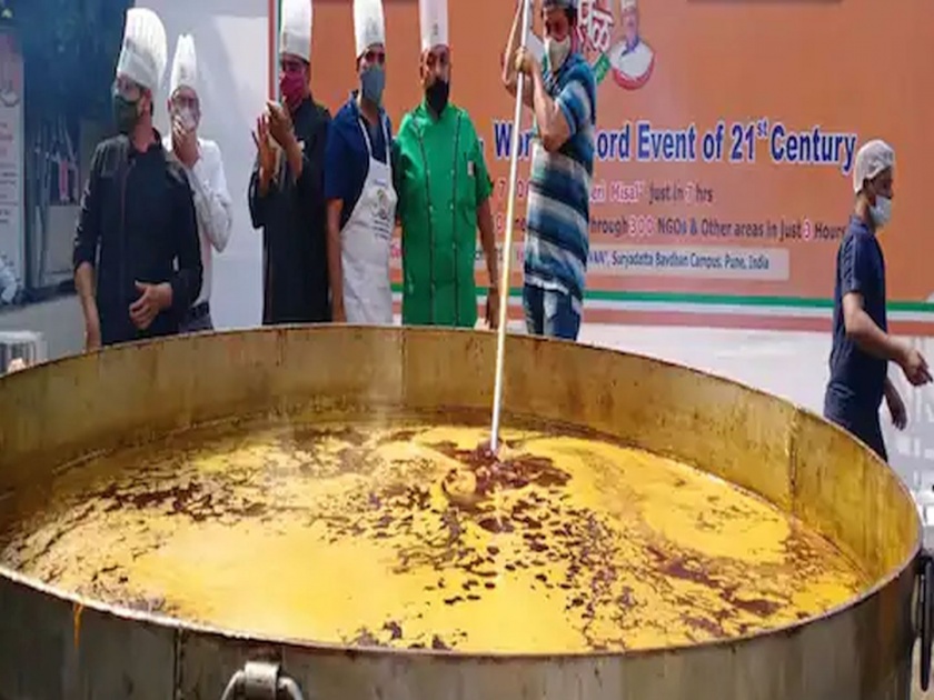 Pune news maha misal world record 2021 festival master chef vishnu manohar make 7000 kg jumbo misal | 7000 kg Jumbo Puneri Misal : वाह! १२०० किलो फरसाणासह तयार झाली ७००० किलो पुणेरी मिसळ; हजारो गरजू लोकांना होणार वाटप