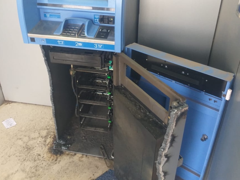 Robbery 23 lakh smashed into ATM by gas cutter; CCTV cameras also failed due to chemical spraying | गॅस कटरने एटीएम फोडून २३ लाख लंपास; CCTV कॅमेरेही रासायनिक स्प्रे मारून केले निकामी