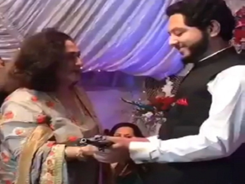 Video : Groom gets ak 47 in wedding gift video viral on social media | सासू भलतीच ढासू! पाकिस्तानी सासूने जावयाला लग्नात गिफ्ट दिली AK-47; पाहा व्हिडीओ