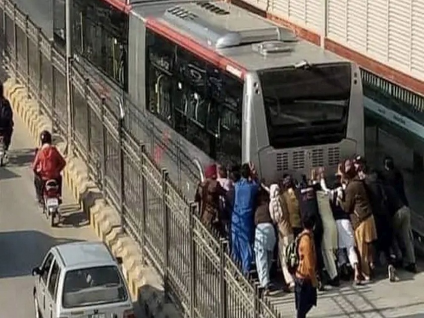 People push brt in peshawar jokes and memes take social media by storm see viral video | BRT बस खराब झाली अन् पाकिस्तानचे लोक धक्का मारायला गेले; भारतीयांनी उडवली खिल्ली, पाहा व्हिडीओ