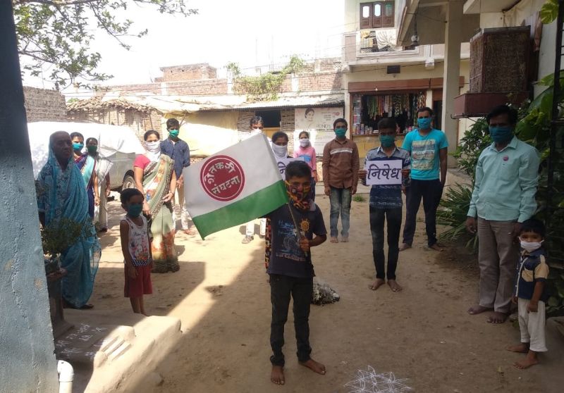 Farmers' association in Wardha district protested against the government by burning a handful of cotton | मूठभर कापूस जाळून वर्धा जिल्ह्यातील शेतकरी संघटनेने केला शासनाचा निषेध