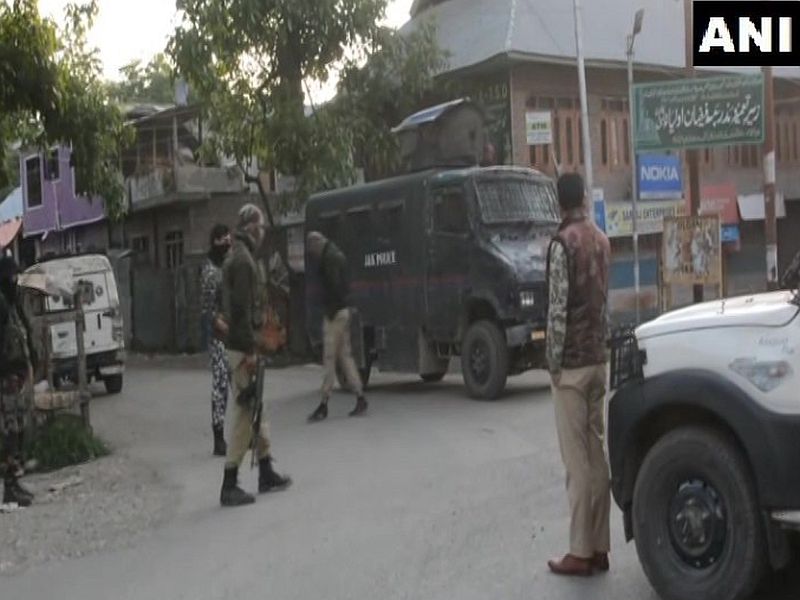Exchange of fire underway between terrorists and security forces in Gopalpora area of Kulgam | जम्मू काश्मीरमध्ये दोन दहशतवाद्यांचा खात्मा, चकमक सुरुच